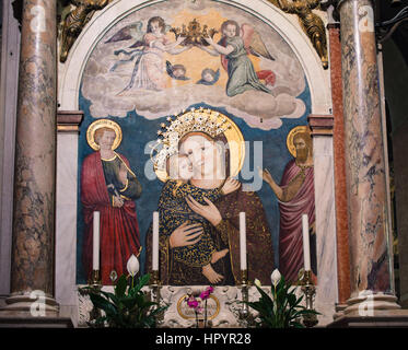 Padoue, Italie - le 21 janvier 2017 : Autel dédié à la Vierge Marie avec l'enfant Jésus dans la Basilique de Saint Antoine. Banque D'Images