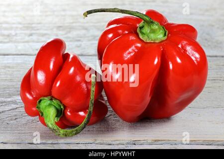 Les habaneros rouge sur fond de bois Banque D'Images