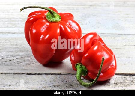 Les habaneros rouge sur fond de bois Banque D'Images