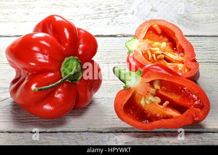 Les habaneros rouge sur fond de bois Banque D'Images