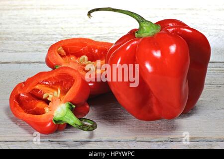 Les habaneros rouge sur fond de bois Banque D'Images