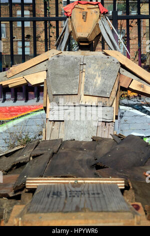 Sculpture abstraite faite de morceaux de bois rejetés à la communauté nomade Gardens à Shoreditch Banque D'Images