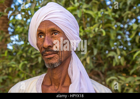 Khartoum, Soudan - Dec 19, 2015 : vieux soudanais habillés en vêtements traditionnels locaux qui pose pour un portrait. Banque D'Images