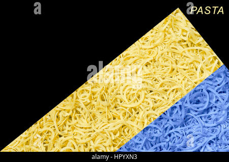 Deux-ton arrière-plan de la pâte et l'inscription, isolé sur le noir, vue du dessus Banque D'Images