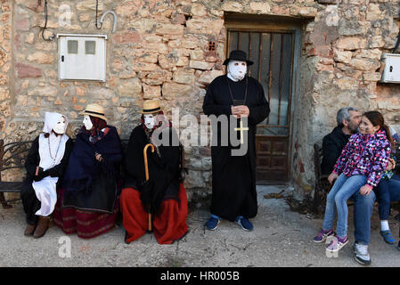 Luzón, Espagne. Feb 25, 2017. Revelers portant les costumes en photo lors d'une célébration de carnaval traditionnel dans le petit village de Luzon, l'Espagne, le Crédit : Jorge Sanz/Pacific Press/Alamy Live News Banque D'Images