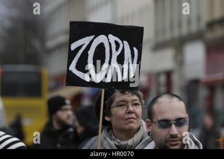 Berlin, Allemagne. Feb 25, 2017. Un manifestant porte un signe qui se lit 'colère''. Jusqu'à 2 500 personnes ont défilé dans la zone Kreuzberg de Berlin, pour protester contre la hausse des loyers et menacés d'expulsion dans la région qui menace plusieurs entreprises établies depuis longtemps avec la clôture. Crédit : Michael Debets/Pacific Press/Alamy Live News Banque D'Images