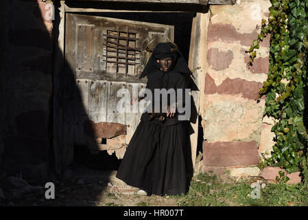 Luzón, Espagne. Feb 25, 2017. Une fille, couvertes d'huile et de suie transportant bull cornes sur sa tête et cloches sur une ceinture représentant le diable, photographié au cours d'une célébration de carnaval traditionnel dans le petit village de Luzon, Espagne Credit : Jorge Sanz/Pacific Press/Alamy Live News Banque D'Images