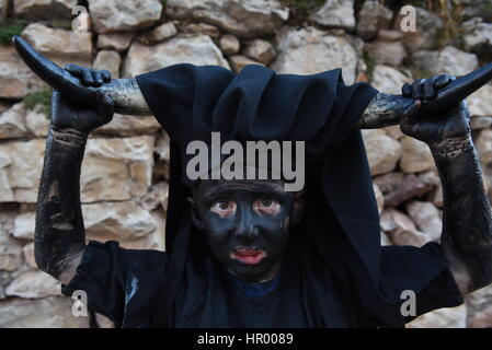 Luzón, Espagne. Feb 25, 2017. Un garçon, couvertes d'huile et de suie transportant bull cornes sur sa tête et cloches sur une ceinture représentant le diable, photographié au cours d'une célébration de carnaval traditionnel dans le petit village de Luzon, Espagne. Credit : Jorge Sanz/Pacific Press/Alamy Live News Banque D'Images