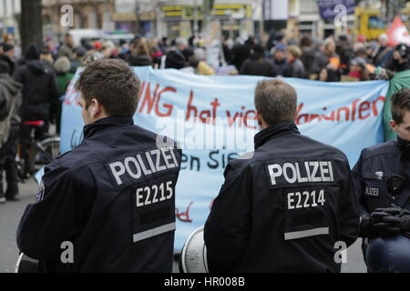 Berlin, Allemagne. Feb 25, 2017. Les agents de police regardez la marche de protestation. Jusqu'à 2 500 personnes ont défilé dans la zone Kreuzberg de Berlin, pour protester contre la hausse des loyers et menacés d'expulsion dans la région qui menace plusieurs entreprises établies depuis longtemps avec la clôture. Crédit : Michael Debets/Pacific Press/Alamy Live News Banque D'Images