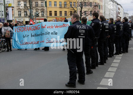 Berlin, Allemagne. Feb 25, 2017. Les agents de police regardez la marche de protestation. Jusqu'à 2 500 personnes ont défilé dans la zone Kreuzberg de Berlin, pour protester contre la hausse des loyers et menacés d'expulsion dans la région qui menace plusieurs entreprises établies depuis longtemps avec la clôture. Crédit : Michael Debets/Pacific Press/Alamy Live News Banque D'Images