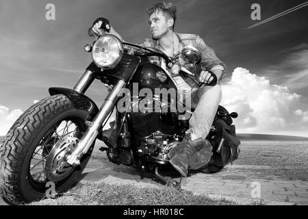 Jeune homme avec ses motards Harley Davidson Banque D'Images