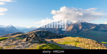 Sur les montagnes, les sommets enneigés, pic rocheux, Glendhu Bay, région de l'Otago, Alpes du Sud, Southland, Nouvelle-Zélande Banque D'Images