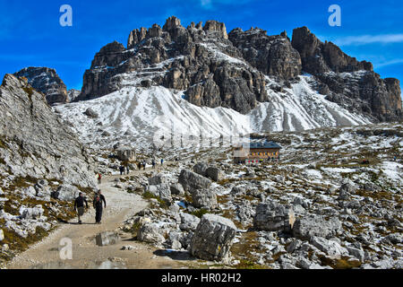 Mountain Lodge Rifugio Lavaredo, Lavaredohütte, trois pics, sentier derrière Passportenkofel Croda Passaporto sommet Banque D'Images