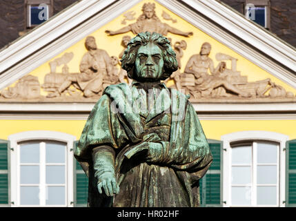 Monument Beethoven en face de la poste principale sur la Münsterplatz, Bonn, Rhénanie du Nord-Westphalie, Allemagne Banque D'Images