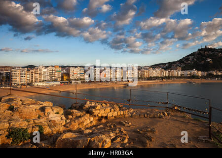 Lever de soleil de Sa Palomera Rock donnent sur terrasse à Blanes, station balnéaire de Costa Brava en Catalogne, Espagne Banque D'Images