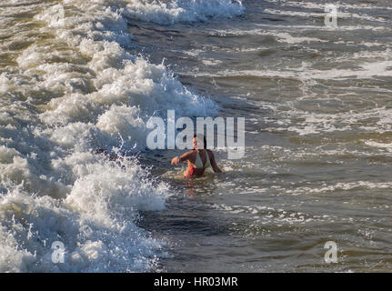 Jeune femme de la baignade à la plage de l'océan Pacifique à Santa Monica, Californie, USA Banque D'Images