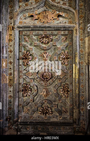 Ancienne porte de la cathédrale de Gérone, renforcés de métal décoré avec des plantes de surface vieilli motif, Catalogne, Espagne Banque D'Images