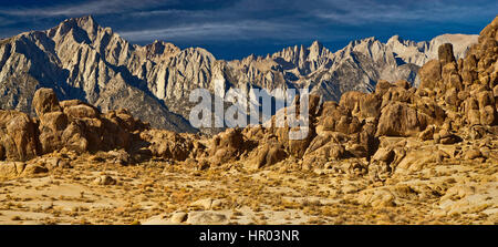 Le Mont Whitney, l'Est de la Sierra Nevada, vue depuis l'Alabama Hills, près de Lone Pine, Californie, USA Banque D'Images