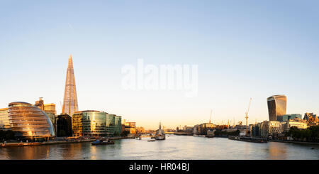 UK, Londres, vue panoramique sur la Tamise avec vue sur le fragment, le HMS Belfast et la tour talkie walkie Banque D'Images