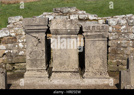 Mur d'Hadrien : autels au reste du Mithraeum près de Carrawburgh (Brocilitia) Roman Fort, Northumberland Banque D'Images