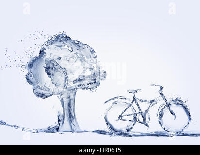 Un vélo fait d'eau pour représenter l'utilisation de moyens de transport garé en face de l'arbre. Banque D'Images
