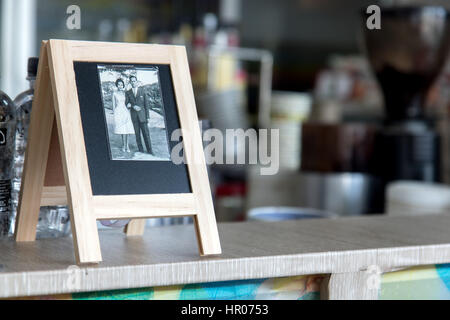 Vieille photo memorial du Roi et de la Reine de Thaïlande en trame sur 24 dans le restaurant Banque D'Images