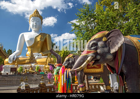 Monastère bouddhiste de Wat Phra That Doi Kham à Chiang Mai. Temple en Thaïlande du nord. Banque D'Images