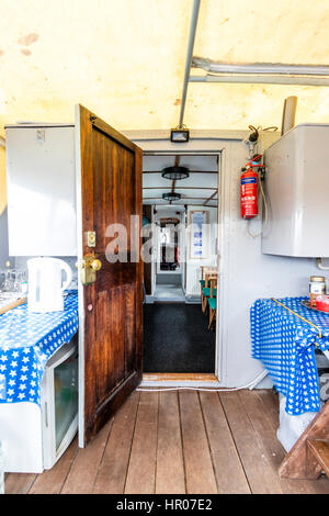 Restauré P22, type 21 US Naval Rhin gunboat depuis les années 1950. Stern couverts zone ouverte de voile avec des tables et de la porte principale de la cabine à. Banque D'Images