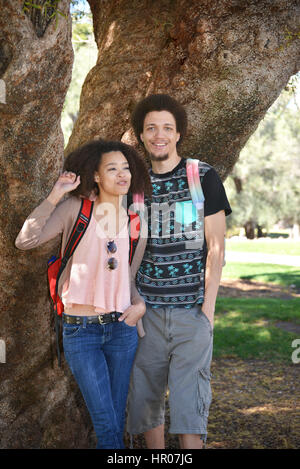 Une jeune femme et l'homme de poser pour un portrait sur un campus universitaire, Université de l'Arizona, Tucson, USA. Banque D'Images