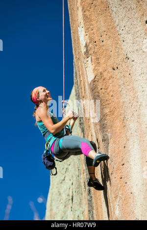 Jeune femme de l'escalade, canyon, Colorado ; Penitente-NOUS Banque D'Images