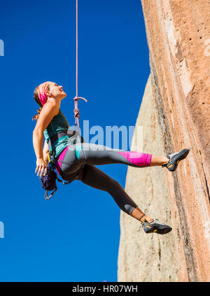 Jeune femme de l'escalade, canyon, Colorado ; Penitente-NOUS Banque D'Images