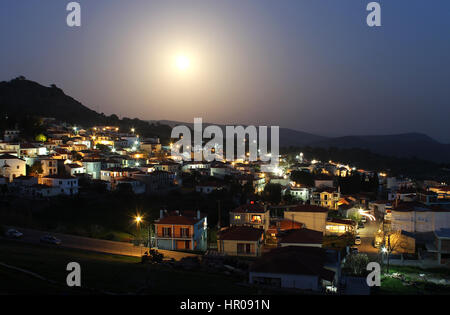 Vue panoramique vue de nuit dans une nuit de pleine lune, du village traditionnel de Mesotopos, dans l'île de Lesbos, dans le nord de la mer Égée, Grèce. Banque D'Images