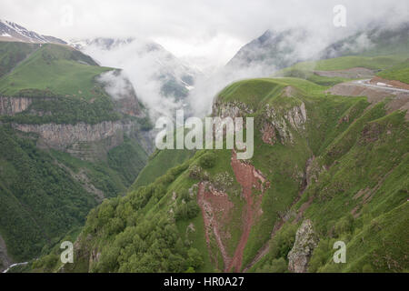 Montagnes du Caucase à côté de la station de ski de Gudauri dans la République de Géorgie Banque D'Images