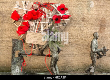 Coeur du souvenir fait main poignant de coquelicots et message à perdu un parent au Mémorial de la marine marchande écossaise, Leith par le sculpteur Jill Watson, UK Banque D'Images