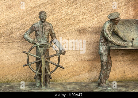 Close up de la marine marchande écossaise exprimés au Powderhall Memorial Foundry, sculpteur Jill Watson, avec l'homme au volant et navires navigator, Leith, Edinburgh, Royaume-Uni Banque D'Images