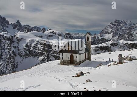 Chapelle de l'Alpini (Cappella degli Alpini), Tre Cime di Lavaredo, Rifugio Auronzo, Italie Banque D'Images