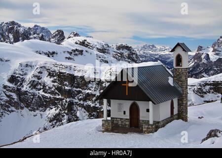 Chapelle de l'Alpini (Cappella degli Alpini), Tre Cime di Lavaredo, Rifugio Auronzo, Italie Banque D'Images