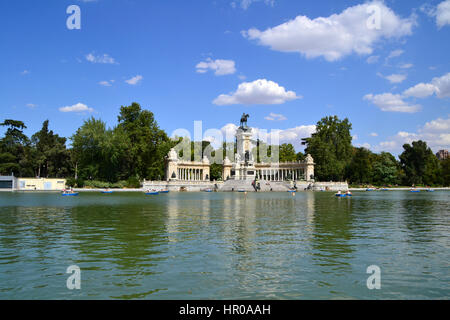 Les personnes bénéficiant d'une balade en bateau sur l'étang dans le parc El Retiro à Madrid, Espagne Banque D'Images