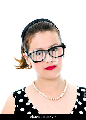 Pin-up 50's style nerdy girl sur fond blanc, pur Banque D'Images