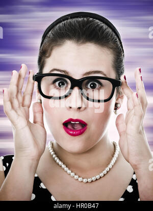 Pin-up 50's style nerdy girl surpris sur fond violet Banque D'Images