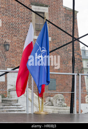 Drapeaux de l'Otan et la Pologne libre en plein air sur la place du marché à Cracovie, Pologne. Banque D'Images