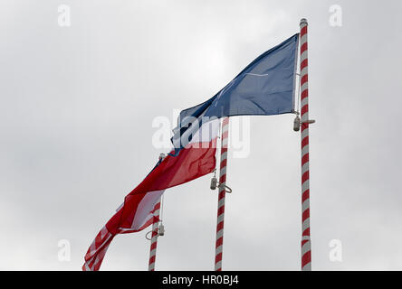 Drapeaux de l'Otan, la Pologne et USA forme piscine libre contre le ciel bleu clair. Banque D'Images