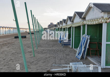 Vide Lido Resort cabanes de plage en automne, Venise, Italie. Banque D'Images