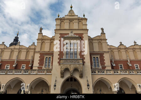 Façade de la Halle ou bâtiment Sukiennice sur la place du marché principal de la vieille ville de Cracovie, Pologne. Banque D'Images