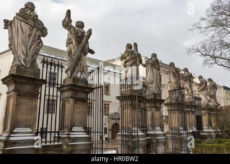 Staties en face de l'Église Saints Pierre et Paul à Cracovie, Pologne. Banque D'Images