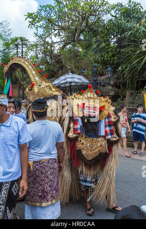 UBUD, INDONÉSIE - 29 août 2008 : les enfants de l'école prenant part à la danse Barong traditionnelle Banque D'Images