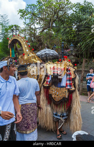 UBUD, INDONÉSIE - 29 août 2008 : les enfants de l'école prenant part à la danse Barong traditionnelle Banque D'Images