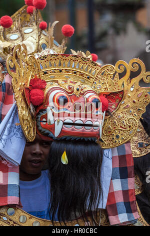 UBUD, INDONÉSIE - 29 août 2008 : les enfants de l'école prenant part à la danse Barong traditionnelle Banque D'Images