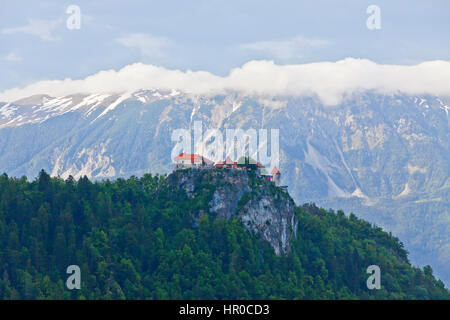 Le château de Bled, célèbre château médiéval construit au sommet de la falaise surplombant le lac de Bled, Slovénie Banque D'Images