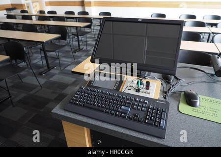 Le professeur ou lutrin 24 à l'avant de la classe, avec l'ordinateur et des outils multimédias. Banque D'Images